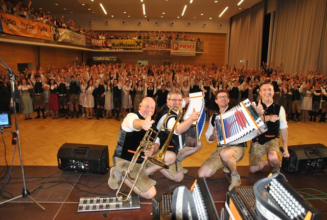 Beste Stimmung im vollen Saal mit "Die Hafendorfer" | Foto: Tamara Himsl