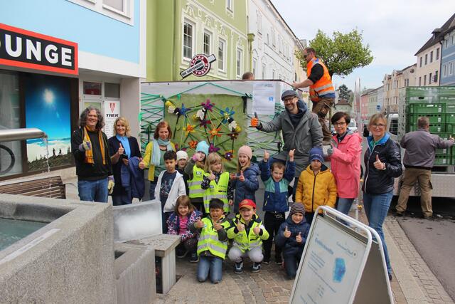 Die Kinder der Volksschule durften den großen Block künstlerisch gestalten.  | Foto: Stadtamt Schwanenstadt