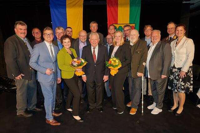 Geehrte Persönlichkeiten in Hennersdorf.
Vlnr: Bgm aD Ferdinand Hausenberger, Robert Melkowitsch, Bgm Thaddäus Heindl, Klaus-Peter Aldor, Elisabeth Steiner, Nikos Klauc, Alfred Vejchar, Johann Stoik, LAbg. Martin Schuster, Alfred Ocenasek, Johannes Toyfl, Elisabeth Griebaum, Johannes Wiesmayer, Willibald Angerer, Mathias Eichinger, Bgm aD Kurt Kremzar, Kommandant BR Christian Fastl, Vbgm Simone Kubo | Foto: Artograph R. Müller