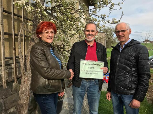 Martha Reiter, Obfrau des Vereines HiKöDe, Erich Hetzmannseder, Obmann des Sängerbundes Haslach und Roman Zinöcker, Kassier des Vereins HiKöDe, v. l.  | Foto: Sängerbund Haslach