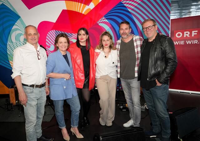 Mit vereinten Kräften zur ESC-Sensation? Von links nach rechts: Delegationsleiter Stefan Zechner, Stefanie Groiss-Horowitz (ORF-Programmdirektorin), TEYA&amp; SALENA, Pele Loriano und ESC-Scout Eberhard Forcher. | Foto: ORF/Roman Zach-Kiesling