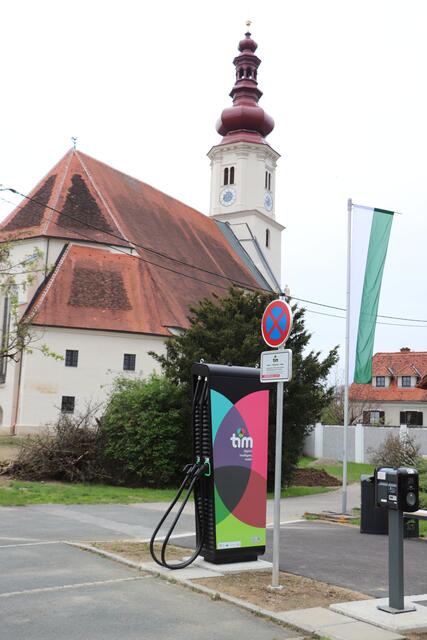 Der tim-Standort in Fernitz-Mellach befindet sich zwischen VAZ und Kirche und ist ergänzt um e-Ladestationen und Fahrradabstellplätzen.  | Foto: Edith Ertl
