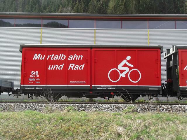 In neuer Lackierung warten Fahrzeuge der Murtalbahn auf ihren Einsatz als „Murradler“. | Foto: Fotos: Tobias Köhler