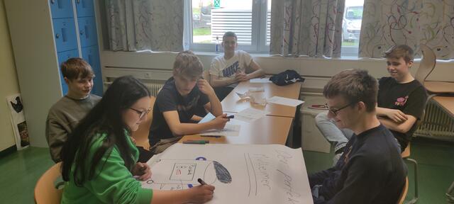 In einem Workshop anlässlich der internationalen World Creativity &amp; Innovation Week vom 15. bis 21. April, beschäftigten sich die Schüler der HTL mit Mülltrennung.  | Foto: Angela Hummer