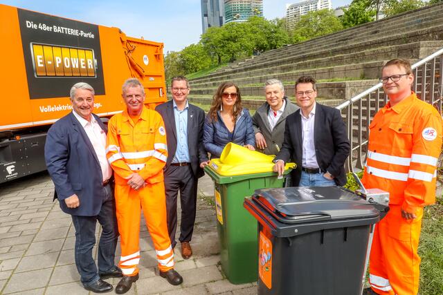 Bezirksvorsteher der Donaustadt, Ernst Nevrivy, Mitarbeiter der MA 48, Georg Papai, Bezirksvorsteher von Floridsdorf, Stadträtin Ulli Sima, SPÖ-Klubchef Joe Taucher, Stadtrat Jürgen Czernohorszky und ein Mitarbeiter der MA 48.
 | Foto: PID/Christian Fürthner