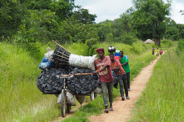 In den ärmsten Länder wird das robuste Fahrrad zum wahren Alleskönner. Es dient unter anderem zum Transport von Menschen und Materialen – Manchmal werde es sogar zum Lebensretter. | Foto: miva.at