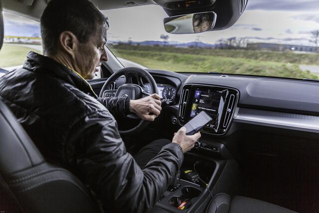 Ablenkung durch Handy am Steuer – wer ohne Freisprecheinrichtung telefoniert muss nun 100 statt 50 Euro zahlen. | Foto: ÖAMTC/Wilhelm Bauer