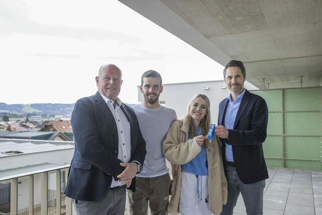 Bürgermeister Konrad Pieringer (l.) und Georg Grundbichler, GF der Salzburg Wohnbau (r.) bei der Schlüsselübergabe an Manuel und Katharina Reuder.

 | Foto: Neumayr Fotografie