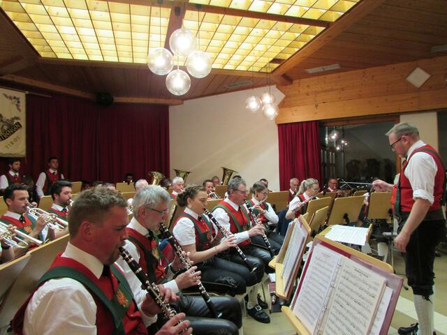 Ein höchst anspruchsvolles Konzert bot die MK Strengen unter der musikalischen Leitung von Kapellmeister Michael Zangerl und Obmann Matthäus Maaß. 
