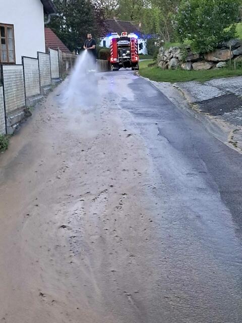 In stundenlanger Arbeit mussten die Folgen des Unwetters entfernt werden. | Foto: FF Heiligenkreuz i. L.