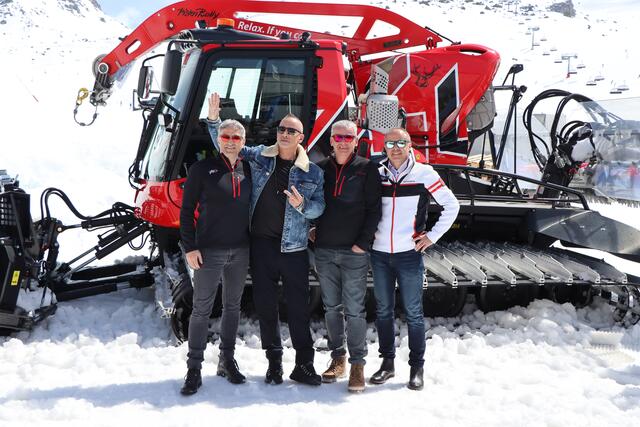 Italo-Superstar Eros Ramazzotti mit Vorstand Günther Zangerl, AR-Vorsitzenden Jürgen Kurz und Vorstand Markus Walser (alle Silvrettaseilbahn AG). | Foto: Othmar Kolp