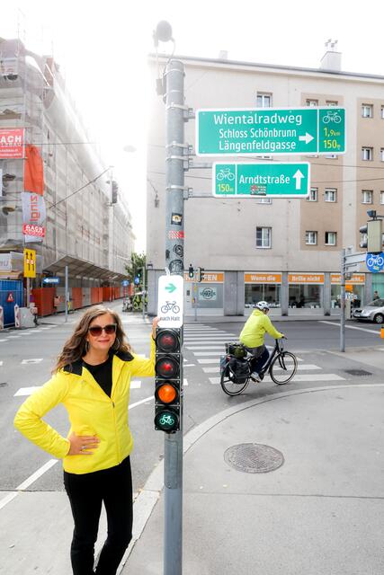 Die Zeichen stehen auf Rot: Mobilitätsstadträtin Ulli Sima (SPÖ) vor einer Ampel, bei der Rechtsabbiegen bei Rot für Radfahrende erlaubt ist. | Foto: Copyright: PID/Christian Fürthner
