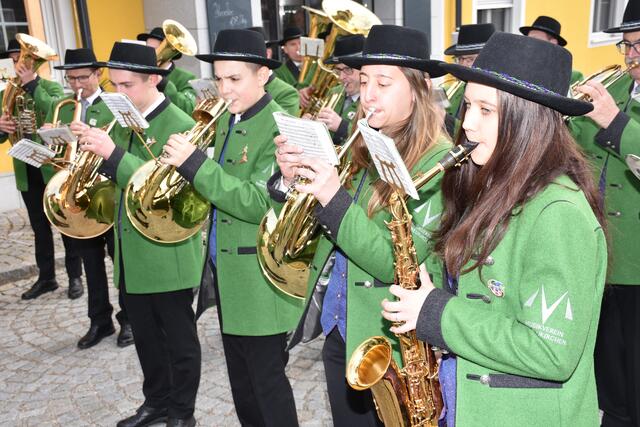 Maibaum am Marktplatz Pabneukirchen 2023.  | Foto: Zinterhof