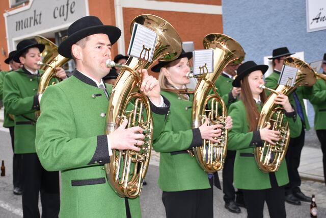 Maibaum am Marktplatz Pabneukirchen 2023.  | Foto: Zinterhof