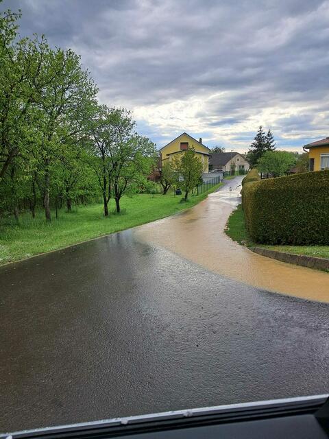 Es kam streckenweise auch zu Überflutungen. | Foto: FF Heiligenkreuz i. L.