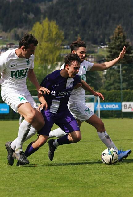 Spitzenspiel in der Hypo Tirol Liga, der IAC in violett feiert einen 2:0-Heimerfolg. | Foto: Raffaela