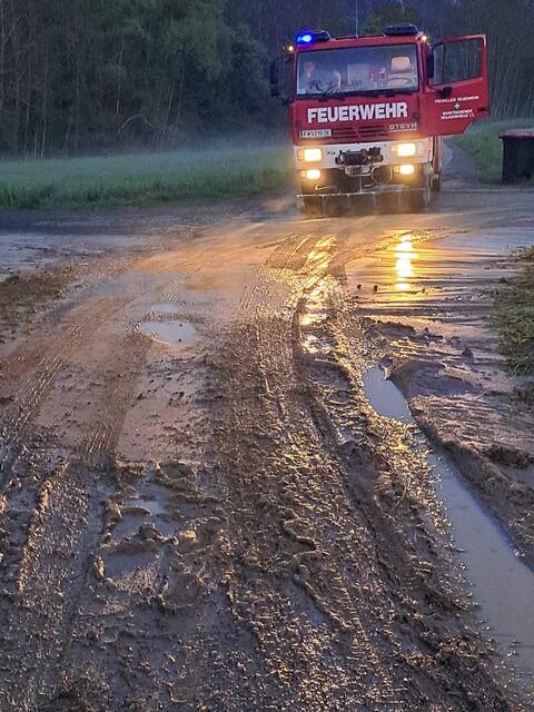 Teils mit Spezialdüsen der Löschfahrzeuge, teils mit Hochdruckschläuchen wurde Schlamm weggespritzt. | Foto: FF Heiligenkreuz i. L.