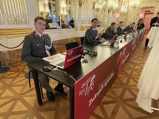 Die Soldatinnen und Soldaten nahmen die Spendenanrufe entgegen. 