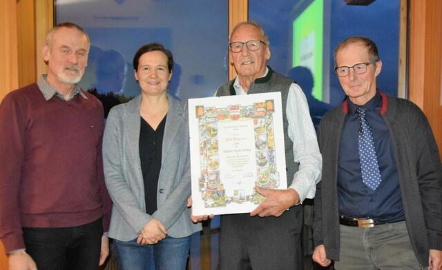Von links: Alois Federspiel (Schriftführer), die Geehrten Monika Koller, Josef Schwaiger und Vereinsobman Stefan Käser. | Foto: Schwaighofer