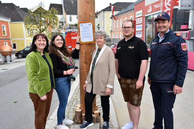 Maibaum am Marktplatz Pabneukirchen 2023.  | Foto: Zinterhof