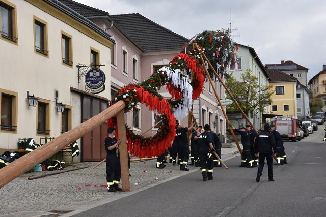 Maibaum am Marktplatz Pabneukirchen 2023.  | Foto: Zinterhof