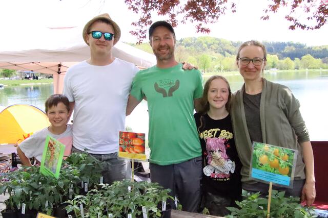 Aurelio Oberascher (Mitte) und seine Familie boten Pflanzliches aller Art feil. | Foto: Martin Wurglits
