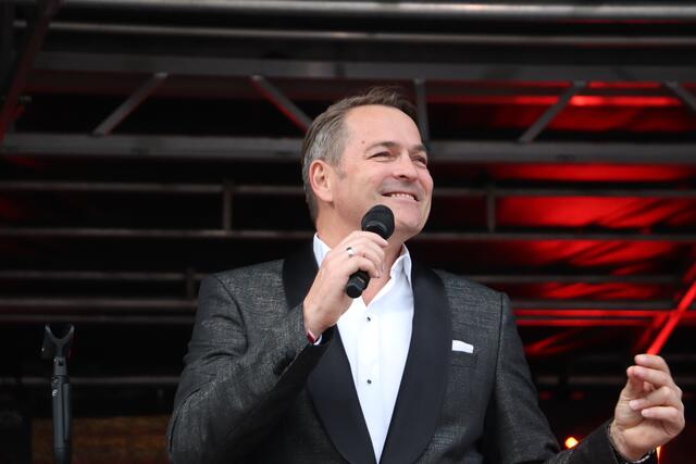 Chris Oliver und die Kelag Big Band begeisterten beim Open Air mit feinem Jazz und Songs von Frank Sinatra und Dean Martin | Foto: Edith Ertl