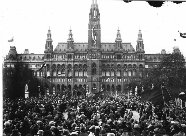 Der Maiaufmarsch am 1. Mai 1931 am Wiener Rathausplatz. | Foto:  Hilscher, Albert / ÖNB-Bildarchiv / picturedesk.com
