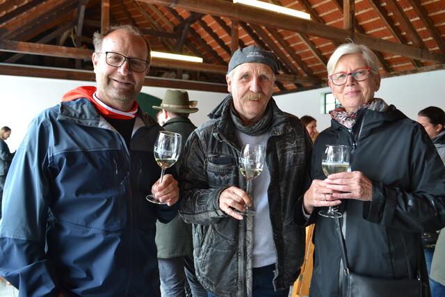 Bürgermeister Martin Mitteregger, Willi Macheiner und Marlene Rupp genossen ihr Gläschen Wein. | Foto: Vanessa Bogad