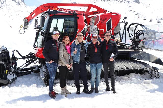 Eros Ramazzotti mit TVB-Obmann Alexander von der Thannen, AR-Vorsitzender Myriam Walser sowie den Obmann-Stellvertretern Michael Zangerl und Arnold Tschiderer (v.l.). | Foto: Othmar Kolp