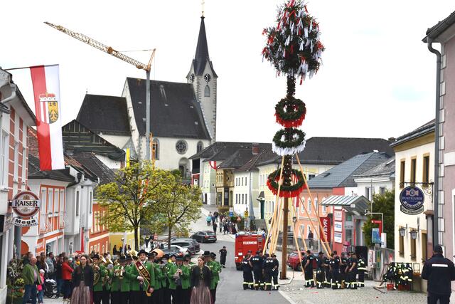 Maibaum am Marktplatz Pabneukirchen 2023.  | Foto: Zinterhof