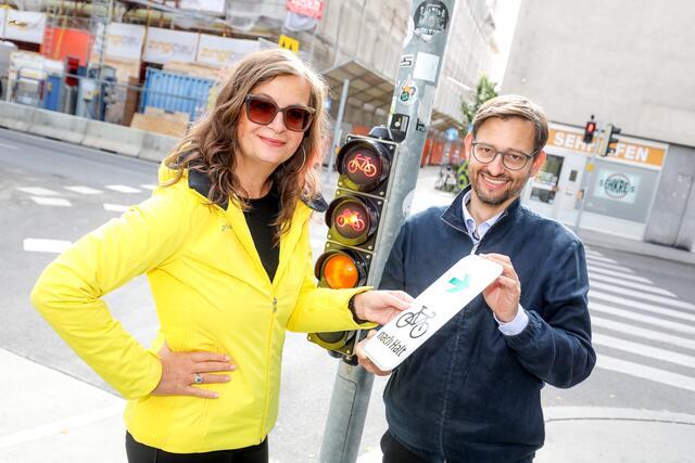 Mobilitätsstadträtin Ulli Sima (SPÖ) und Radverkehrsbeauftragter Martin Blum: 170 weitere Möglichkeiten für Wiens Radler, bei Rot rechts abzubiegen. | Foto: PID/Christian Fürthner