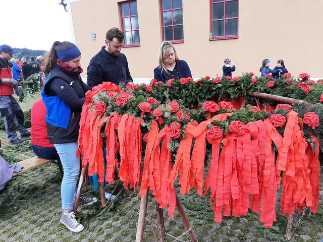 Maibaum am Marktplatz Pabneukirchen 2023.  | Foto: Zinterhof