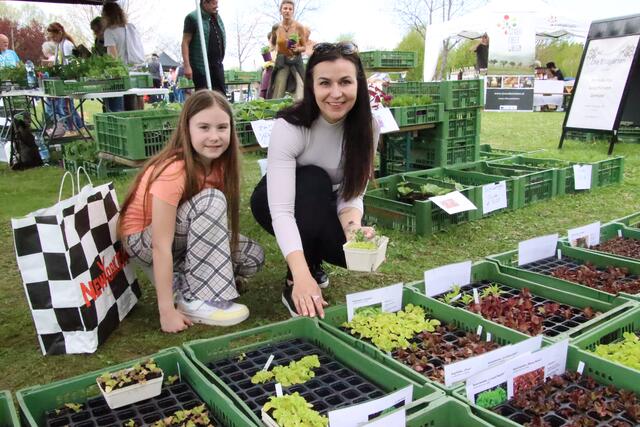 Angelina Raaber und Tochter Jasmin aus Kukmirn fanden am Pflanzenmarkt viel Brauchbares für den eigenen Garten. | Foto: Martin Wurglits