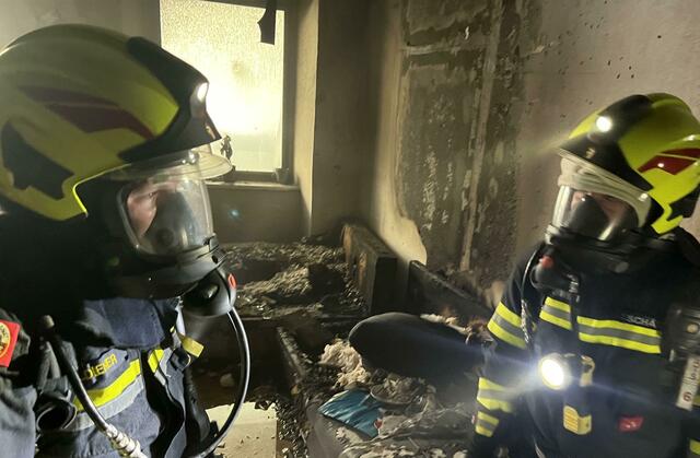 Die Wohnung war zur Gänze stark verraucht, mit einem Strahlrohr konnte der fortgeschrittene Brand im Wohnbereich abgelöscht werden. | Foto: FF Schärding