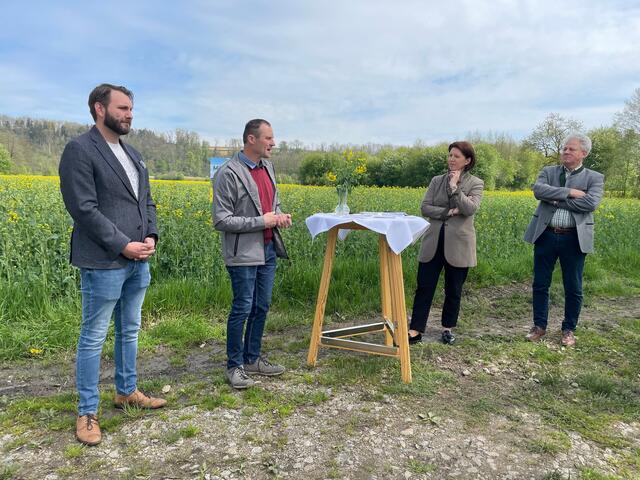 Imker Fabian Mayr, "Tobrabauer" Franz Lettner, Landesrätin Michaela Langer-Weninger und Karl Grabmayr, Vizepräsident der Landwirtschaftskammer OÖ. | Foto: BRS Perg