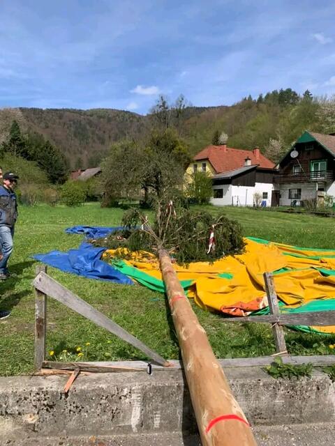 Der Maibaum beschädigte beim Umstürzen einen Zaun und eine Hüpfburg. | Foto: Landjugend Kleinzell