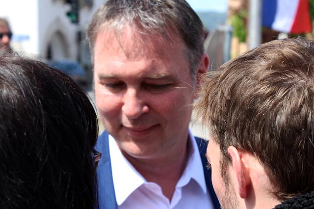 Händeschütteln, Selfies - Babler gab sich gewohnt volksnah.  | Foto: Franz Schicker