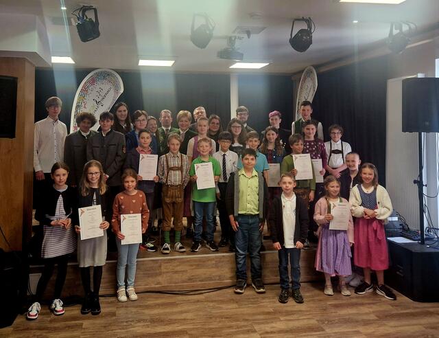 Die erfolgreiche Musikerinnen und Musiker bei der Urkundenverleihung in der Musikschule Trofaiach, | Foto: Privat