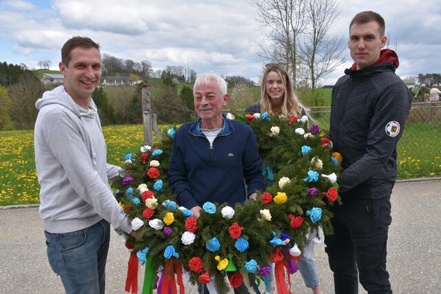 Maibaum auf der Stüwa He. In der Mitte Veranstalter Karl Heindl.  | Foto: Zinterhof