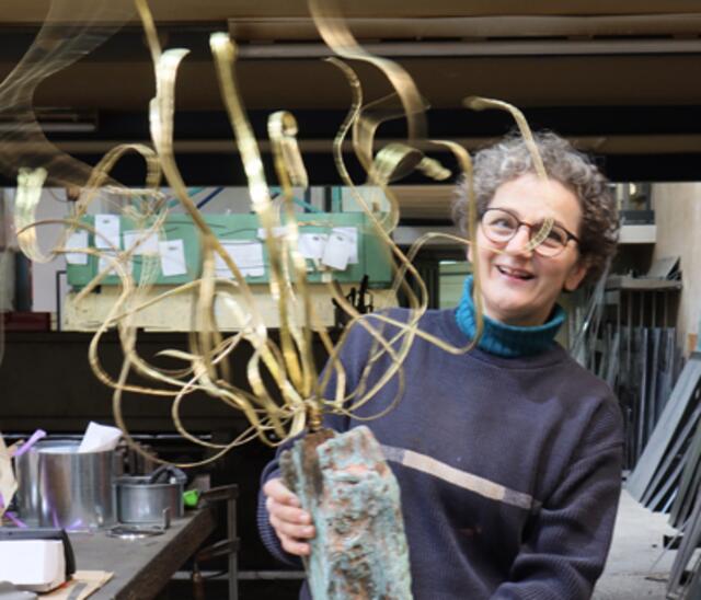 Die Metallkünstlerin ANA BULAJIĆ mit ihrer Skulptur "Medusa" | Foto: Ingrid Seifert
