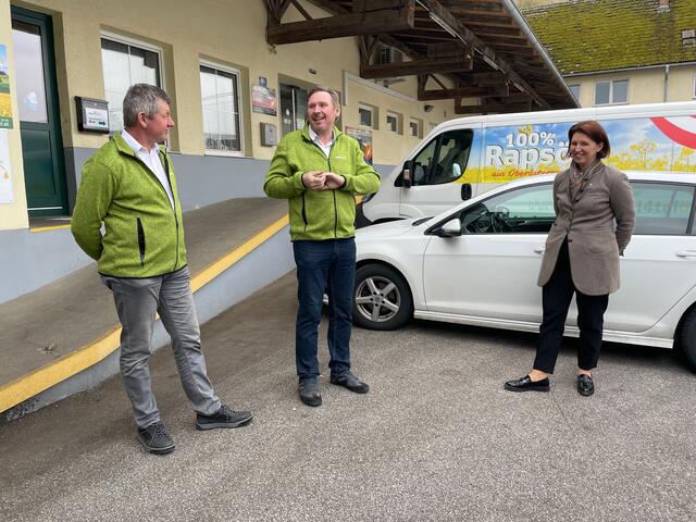 Bei Mühl4telöl: Obmann Johann Schwarz, Geschäftsführer Johann Schöfl und Landesrätin Langer-Weninger (von links). | Foto: BRS Perg