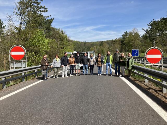 Am 1. Mai blockierten Allander von 10 bis 13 Uhr die Auffahrt und Abfahrt A21 Mayerling. "Den ersten Mai haben wir gewählt, um möglichst wenig Verkehrsstörung zu verursachen," so Initiator Erwin Dollensky. | Foto: Stockmann