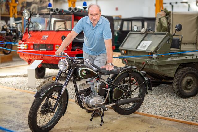 Hinter den Kulissen: Karlheinz Rathkolb mit einem seiner Motorräder im Grazer Puch-Museum | Foto: Brand Images