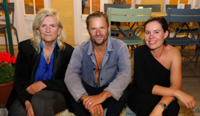 Philipp Hochmair wird auch heuer wieder im Rahmen des Schwimmenden Salson zu Gast bei Intendantin Angelika Hager(l.) und Bad-Chefin Carina Hochebner sein.  | Foto: Lukas Beck