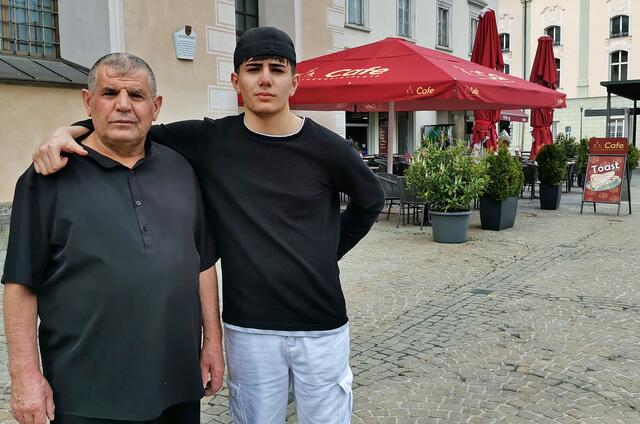 Zado City Kebabhouse Inh. Herr Kemal Kara mit Enkel und höchstwahrscheinlichen Nachfolger Kemal - im Hintergrund das Eis-Cafe-Heiligengeistplatz von seinem Sohn Sefer Stefan Kara. | Foto: Roland Pössenbacher