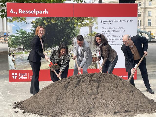 V.l.: Bezirksvorsteherin Lea Halbwidl (SPÖ), Kulturstadträtin Veronica Kaup-Hasler (SPÖ), Klimastadtrat Jürgen Czernohorszky (SPÖ), Finanzdirektorin des Wien Museums Christina Schwarz und Wien Museum-Direktor Matti Bunzl.  | Foto: Salme Taha Ali Mohamed