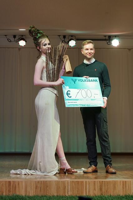 Madeline Penn aus der 3FM (HBLA Lentia) sicherte sich den zweiten Platz beim diesjährigen Wood Fashion Talent Award. | Foto: HBLA Lentia