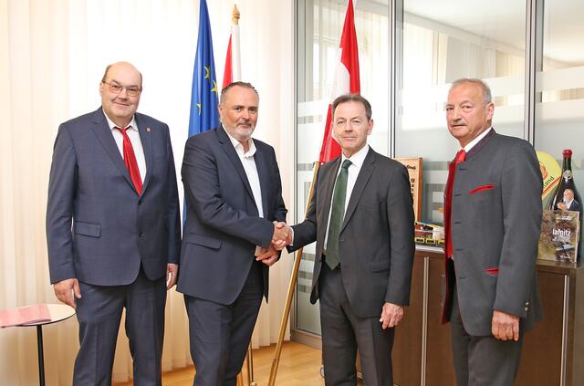 Landeshauptmann Hans Peter Doskozil gratuliert NR DI Nikolaus Berlakovich zur neuerlichen Wahl zum Präsidenten der LWK Burgenland. (V.l. KR Michael Glauber, LWK, LH Hans Peter Doskozil, LWK-Präs. DI Nikolaus Berlakovich, LWK-Vizepräs. Werner Falb-Meixner ) | Foto: Landesmedienservice Burgenland 