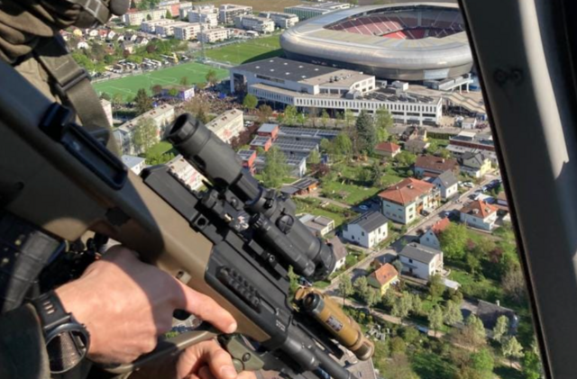 Dieses Foto eines Polizeibeamten mit Sturmgewehr erregte die Gemüter. | Foto: Polizei Kärnten